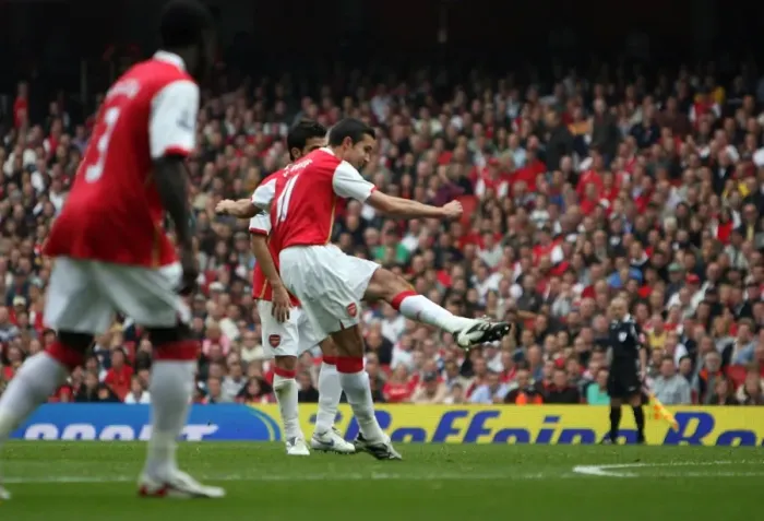 Framed Print : Robin van Persie scores Arsenals 1st goal