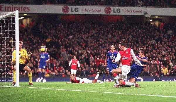 Robin van Persie scores Arsenals 1st goal pass Edwin van der Sar and under pressure from Gary Neville (Man Utd). Arsenal 2:1 Manchester United. FA Premiership. Emirates Stadium, 21 / 1 / 07. Credit: Arsenal Football Club  / 