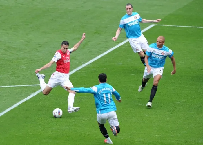 Framed Print : Robin van Persie scores Arsenals 1st goal under pressure from Kieran Richardson Framed Print : Robin van Persie scores Arsenals 1st goal under pressure from Kieran Richardson