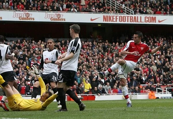 Robin van Persie scores Arsenals 2nd goal past Mark Schwarzer (Fulham)