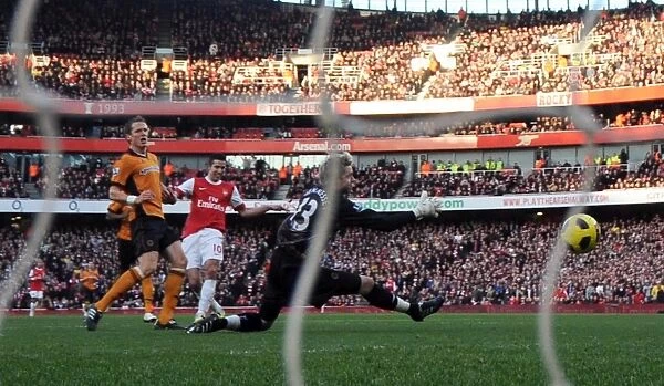 Robin van Persie scores his and Arsenals 2nd goal past Wayne Hennessey (Wolves)