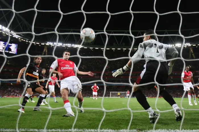 Framed Print : Robin van Persie scores Arsenals 2nd goal past Andres Palop (Sevilla) Framed Print : Robin van Persie scores Arsenals 2nd goal past Andres Palop (Sevilla)