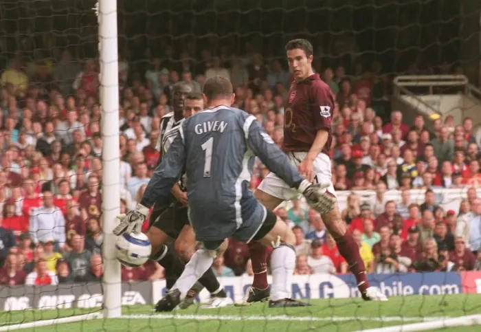 Framed Print : Robin van Persie scores Arsenals 2nd goal past Shay Given (Newcastle) Framed Print : Robin van Persie scores Arsenals 2nd goal past Shay Given (Newcastle)