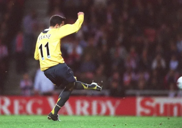 Framed Print : Robin van Persie scores Arsenals 2nd goal from the penalty spot