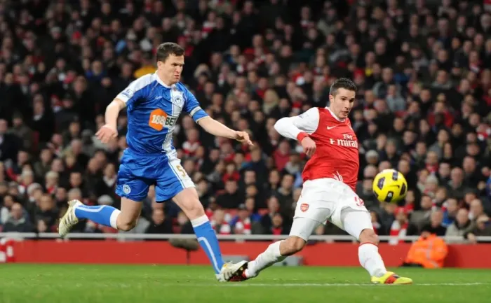 Framed Print : Robin van Persie scores his and Arsenals 2nd goal under pressure from Gary Caldwell