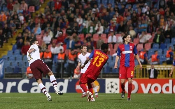 Robin van Persie scores Arsenals goal past Ifeanyi Emeghara (Steaua)