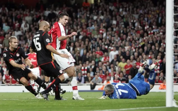 Framed Print : Robin van Persie scores Arsenals goal past Antonis Nikopolidis