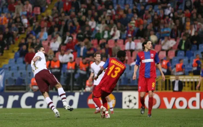 Framed Print : Robin van Persie scores Arsenals goal past Ifeanyi Emeghara (Steaua)