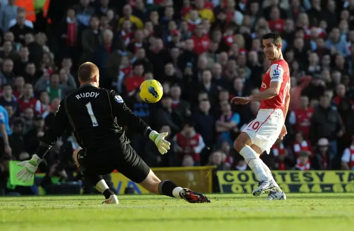 Framed Print : Robin van Persie Scores Arsenal's Second Goal Against Norwich City in Premier League Framed Print : Robin van Persie Scores Arsenal's Second Goal Against Norwich City in Premier League