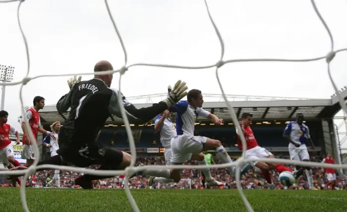 Framed Print : Robin van Persie Scores Dramatic Equalizer Past Brad Friedel at Ewood Park