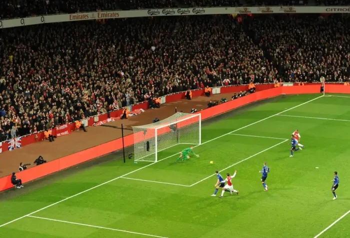 Framed Print : Robin van Persie Scores the Dramatic Winner: Arsenal vs. Manchester United, Premier League 2011-12 Framed Print : Robin van Persie Scores the Dramatic Winner: Arsenal vs. Manchester United, Premier League 2011-12