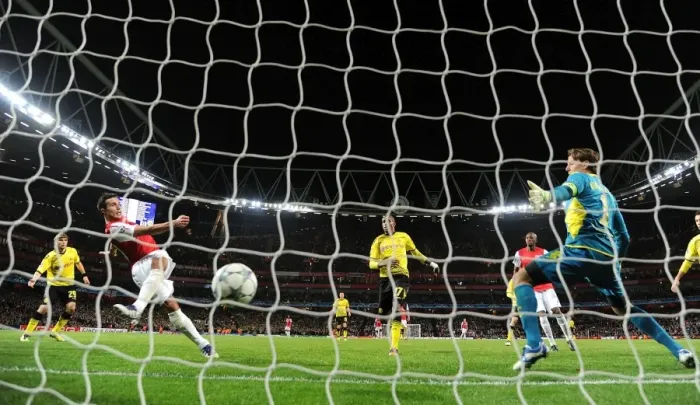 Framed Print : Robin van Persie Scores Past Roman Weidenfeller: Arsenal vs Borussia Dortmund, UEFA Champions League, 2011