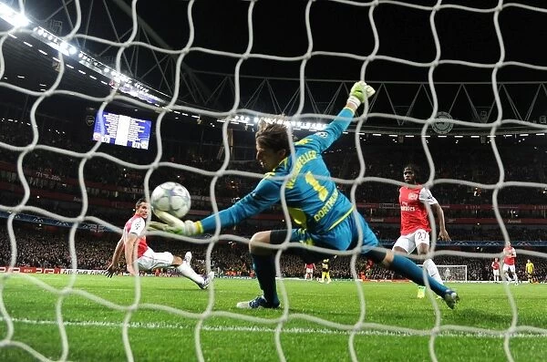 Robin van Persie Scores Stunner Past Roman Weidenfeller: Arsenal vs Borussia Dortmund, UEFA Champions League, 2011