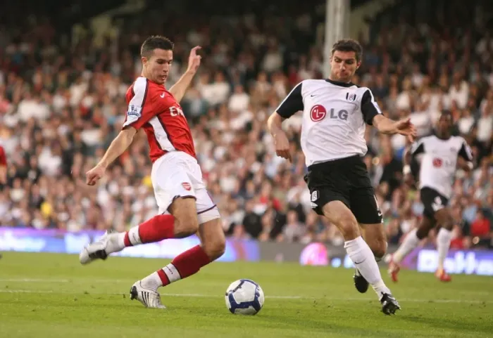 Framed Print : Robin van Persie Scores Stunner Past Schwarzer: Arsenal Leads Fulham 1-0