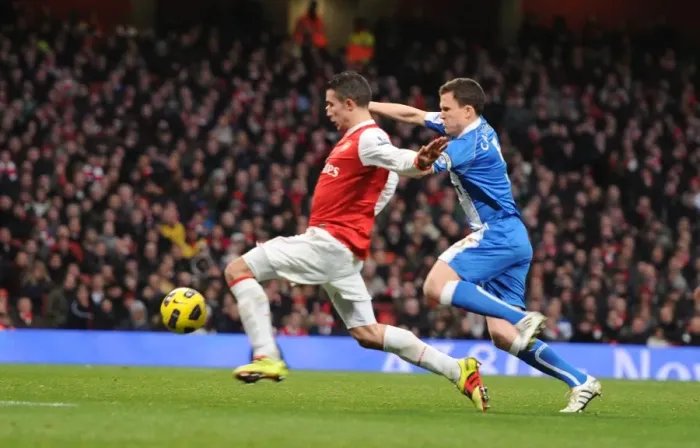 Framed Print : Robin van Persie Scores Stunning Goal Past Wigan's Al Habsi, Arsenal Leads 2-0