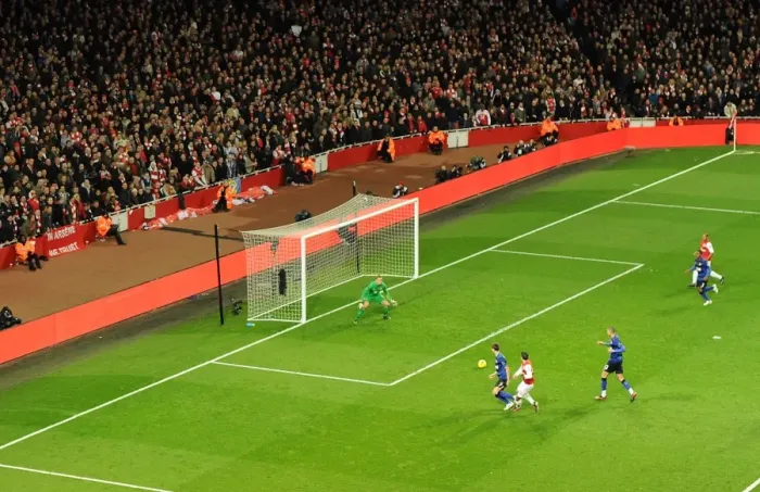 Framed Print : Robin van Persie Scores Thriller Past Anders Lindegaard: Arsenal vs Manchester United, Premier League 2011-12