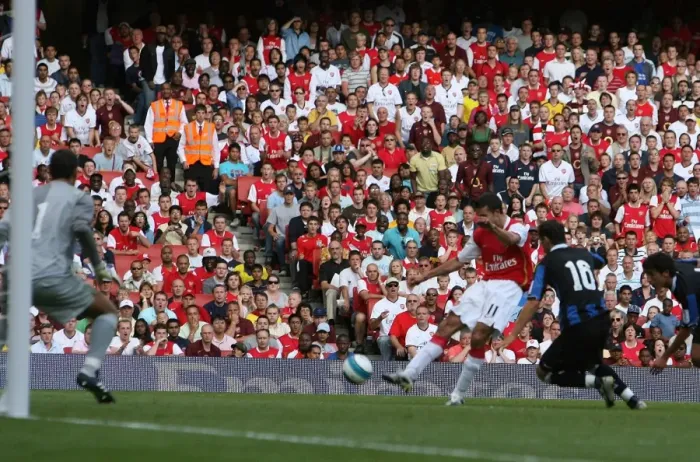 Framed Print : Robin van Persie Scores the Winning Goal: Arsenal 2-1 Inter Milan, Emirates Cup 2007 Framed Print : Robin van Persie Scores the Winning Goal: Arsenal 2-1 Inter Milan, Emirates Cup 2007