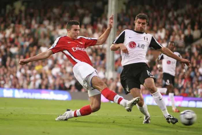 Framed Print : Robin van Persie shoots past Fulham goalkeeper Mark