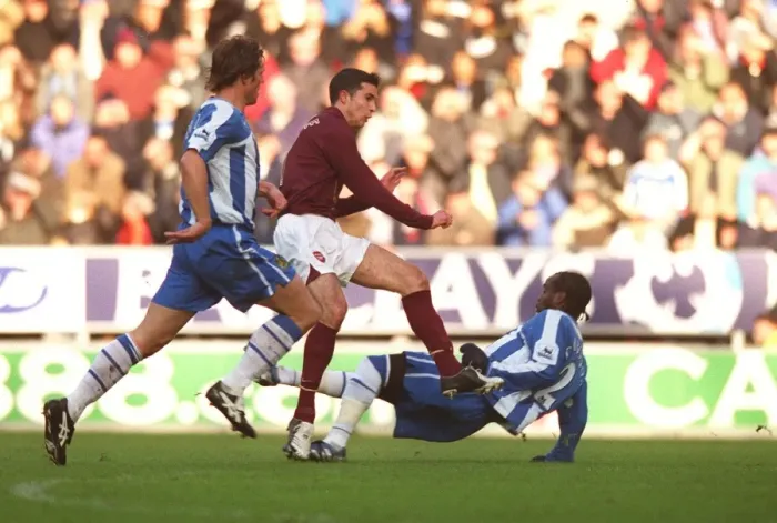 Framed Print : Robin van Persie shoots past Pascal Chimbonda (Wigna) to score Arsenals 1st goal Framed Print : Robin van Persie shoots past Pascal Chimbonda (Wigna) to score Arsenals 1st goal