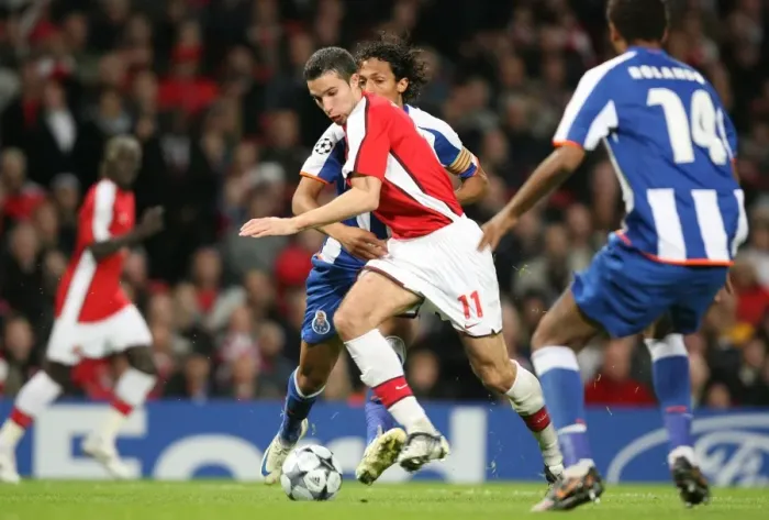 Framed Print : Robin van Persie shoots past Porto goalkeeper Helton