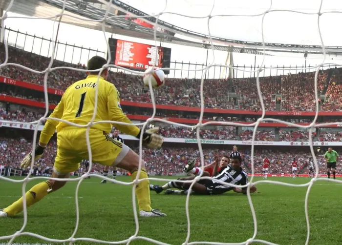 Framed Print : Robin van Persie shoots past Shay Given to score the 2nd Arsenal goal