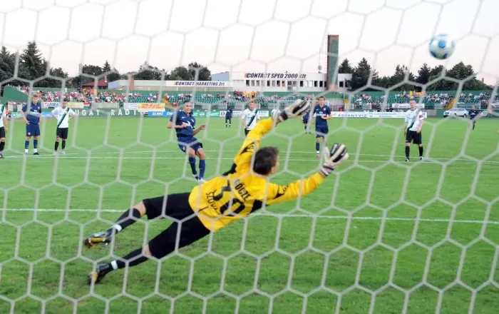 Framed Print : Robin van Persie shoots past Szombathelyi goalkeeoer