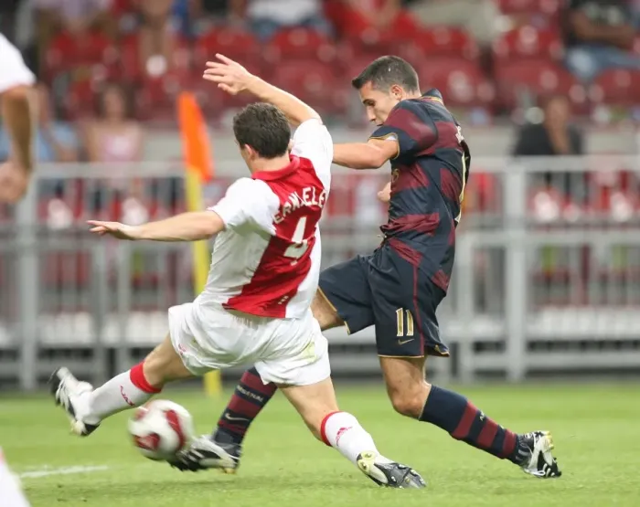 Framed Print : Robin van Persie shoots past Thomas Vermaelen to score the Arsenal goal Framed Print : Robin van Persie shoots past Thomas Vermaelen to score the Arsenal goal