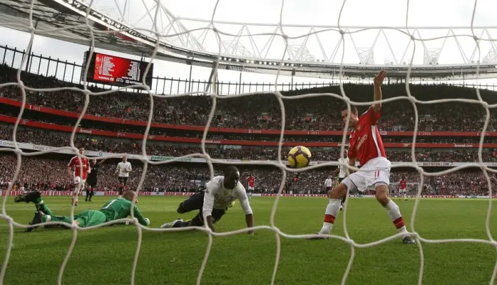 Framed Print : Robin van Persie shoots past Tottenhmam goalkeeper Framed Print : Robin van Persie shoots past Tottenhmam goalkeeper