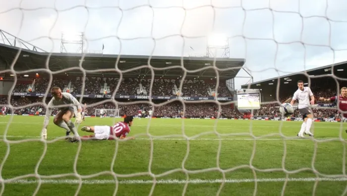 Framed Print : Robin van Persie shoots past West Ham goalkeeper Robert Framed Print : Robin van Persie shoots past West Ham goalkeeper Robert