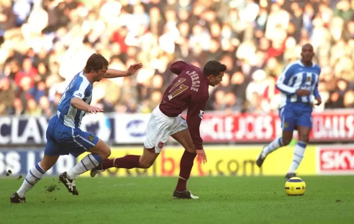 Framed Print : Robin van Persie spins away from Arjen Dezeeuw (Wigan) on his way to scoring Arsenals 1st goal