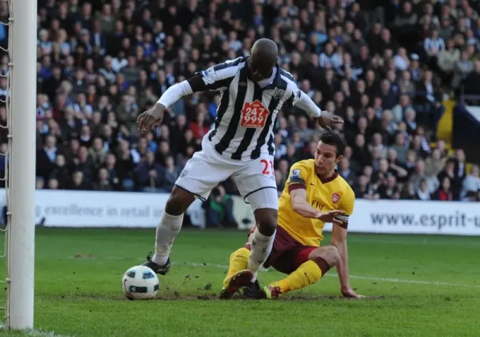 Framed Print : Robin van Persie taps the ball past WBA goalkeeper Scott Carson to score the 2nd Arsenal goal Framed Print : Robin van Persie taps the ball past WBA goalkeeper Scott Carson to score the 2nd Arsenal goal