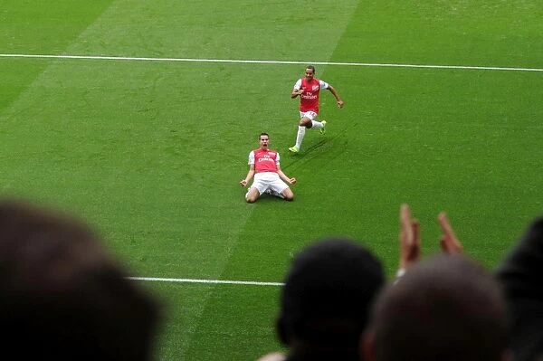 Robin van Persie and Theo Walcott's Thrilling Celebration: Arsenal's First Goal Against Sunderland (16 / 10 / 11)
