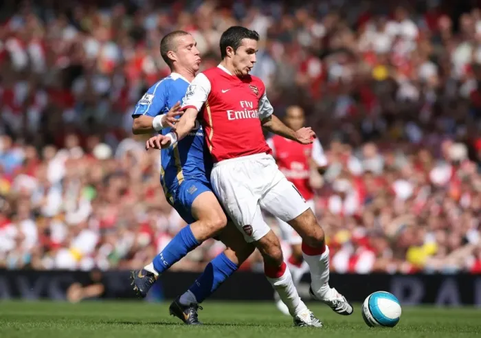 Framed Print : Robin van Persie vs. Sean Davis: Arsenal's 3-1 Victory over Portsmouth in the Barclays Premier League (September 2, 2007) Framed Print : Robin van Persie vs. Sean Davis: Arsenal's 3-1 Victory over Portsmouth in the Barclays Premier League (September 2, 2007)