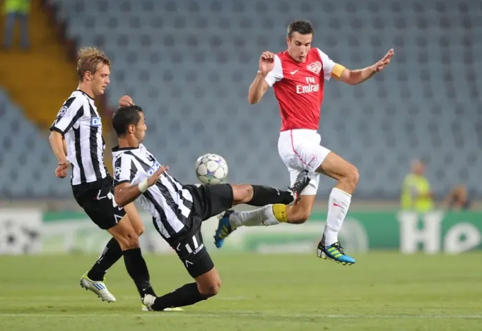 Framed Print : Robin van Persie vs Medhi Benatia: Clash in the UEFA Champions League Play-Offs (Udinese v Arsenal 2011-12)