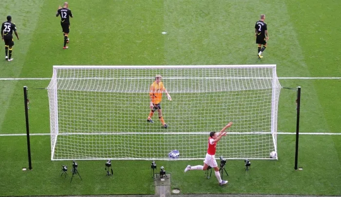 Framed Print : Robin van Persie's 100th Goal for Arsenal: Arsenal 2-0 Bolton Wanderers (2011-12)