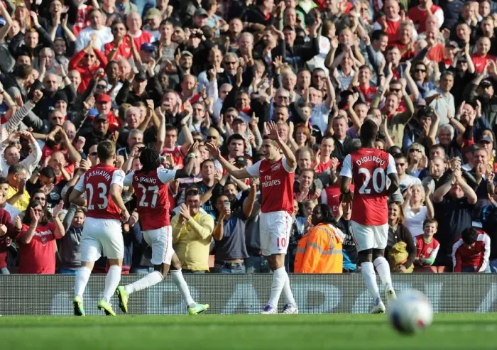 Framed Print : Robin van Persie's Brace: Arsenal Cruise Past Stoke City 3-1 in Premier League Action