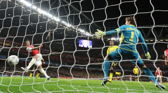 Framed Print : Robin van Persie's Brace: Arsenal Lead Borussia Dortmund 2-0 in UEFA Champions League