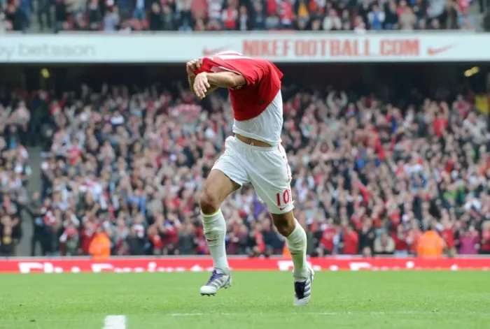Framed Print : Robin van Persie's Brace: Arsenal Takes 2-1 Lead Over Sunderland in Premier League