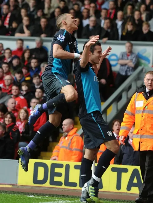 Framed Print : Robin van Persie's Brace: Arsenal's Thrilling Victory Over Liverpool in the Premier League 2011-12