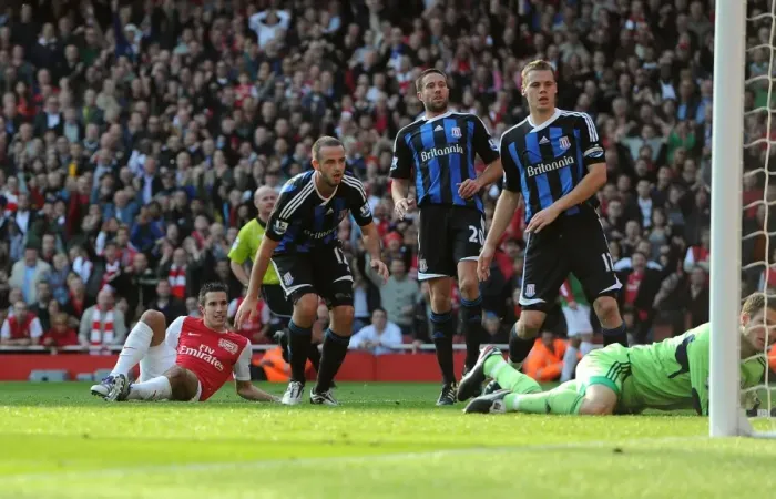 Framed Print : Robin van Persie's Brace: Arsenal's Triumph over Stoke City (3-1)