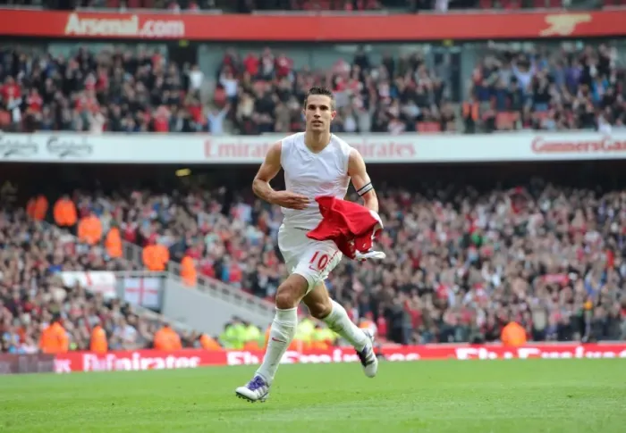 Framed Print : Robin van Persie's Brace: Thrilling 2-1 Arsenal Victory over Sunderland in the Premier League