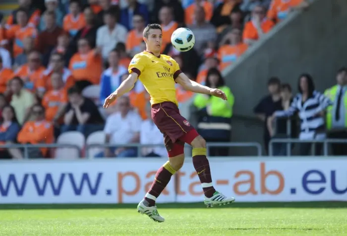 Framed Print : Robin van Persie's Brilliant Hat-Trick: Arsenal Crush Blackpool 3-1 in Premier League