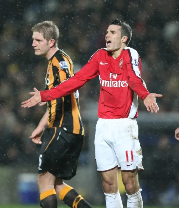 Framed Print : Robin van Persie's Brilliant Hat-Trick: Arsenal Crush Hull City 3-1 in Premier League