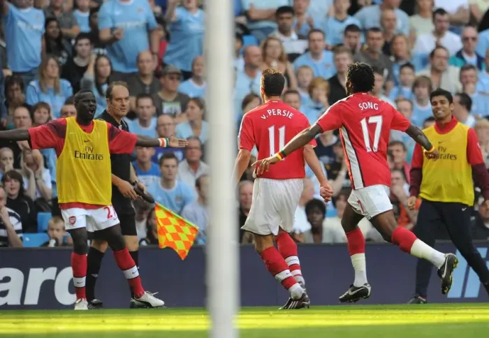Framed Print : Robin van Persie's Debut Goal: Arsenal's Thrilling Comeback Against Manchester City (4-2)