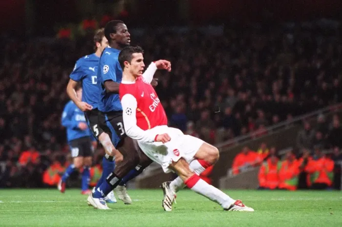 Framed Print : Robin van Persie's Debut Goal: Arsenal's Victory over Hamburg (Champions League, Group G, 2006)