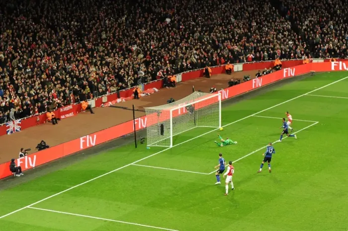 Framed Print : Robin van Persie's Dramatic Last-Minute Winner: Arsenal vs. Manchester United, Premier League 2011-12