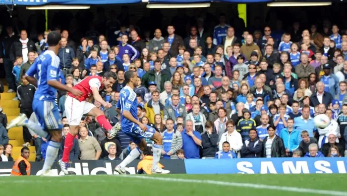 Framed Print : Robin van Persie's Hat-Trick: Arsenal's Thrilling 5-3 Victory Over Chelsea at Stamford Bridge, 2011-12 Premier League
