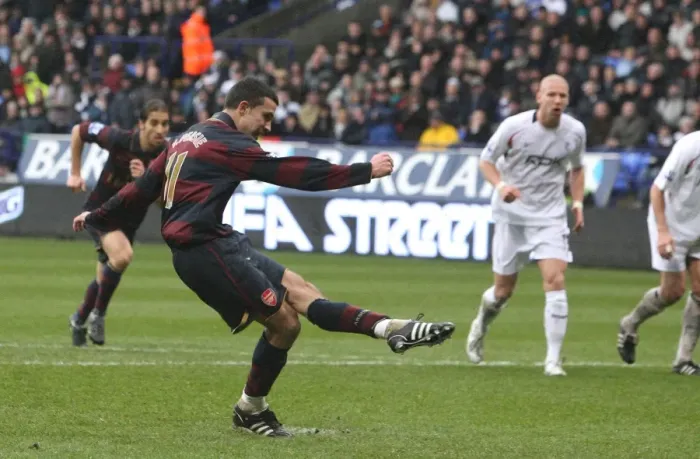 Framed Print : Robin van Persie's Penalty: Arsenal's Comeback at The Reebok Stadium (29 / 3 / 2008) Framed Print : Robin van Persie's Penalty: Arsenal's Comeback at The Reebok Stadium (29 / 3 / 2008)