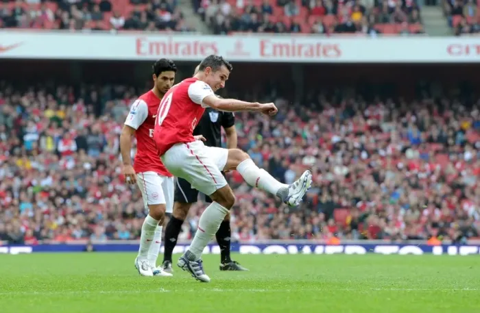 Framed Print : Robin van Persie's Stunning Free Kick: Arsenal Takes the Lead over Sunderland in the Premier League (2-1)