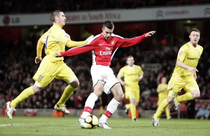 Framed Print : Robin van Persie's Thrilling 4th Goal: Arsenal Crushes Cardiff 4-0 in FA Cup